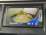 リバースギアに入れるだけで後方の表示へ切り替わります。夜間や雨の日の駐車も楽になりますよ。