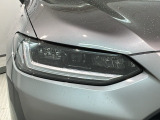 LEDヘッドライトは、点灯の瞬間から最大光量を発揮し、突然暗くなるトンネルなどでの安定感を高めます。