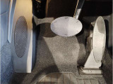 【ペダル】BMWはオルガン式アクセルペダルを採用しています。踏み込む足とペダルが同じ軌跡を描くため、かかとがずれにくく、アクセルコントロールがよりしやすくなるメリットがあります。
