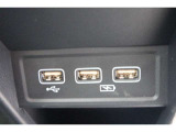 便利なUSBチャージャー付きです。