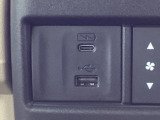 USBチャージャー付きで、スマホなどの充電が手軽に行えます。日常使いにうれしい装備です。