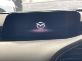 【8.8インチマツダコネクト】車内の雰囲気にマッチした大型のディスプレイ。スマホ接続でのナビ使用やBluetooth再生等、様々な機能が楽しめます。直感的なダイヤル操作が可能で、使い勝手も良好です。