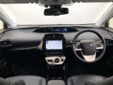 シンプルながら機能性あふれる運転席廻りです。視界性もよく、運転しやすいですよ。
