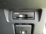 純正ETC2.0付 料金所もスムーズに通れ、割引料金の適用もあります。ビルトインできれいに収まっており、見た目もスマートです。
