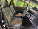 運転席まわりには十分なスペースがあり、大柄な方でもゆったり運転していただける環境です。