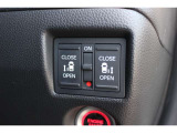 リアは両側パワースライドドアで、開閉には運転席のスイッチ、またはスライドドアのドアハンドルを少し引くだけで自動開閉します。