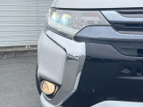【LEDヘッドライト】悪天候や夜間走行時も良好な視界を確保し安心して運転できる高輝度LEDヘッドライトを装備!点灯速度が早く、消費電力も抑えられています。