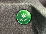 【eコンスイッチ】低燃費運転をサポートするECONモード。スイッチをONすると、エンジンやトランスミッション、A/Cなどを協調制御し、燃費の向上に貢献。エコドライブの効果を高めます。