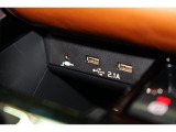 スマートホンなどの充電に便利なUSB出力電源を、シフト前ポケットに装備。