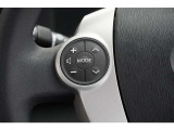 ハンドルから手をはなさずにオーディオ操作ができる便利なステアリングスイッチです。