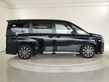 両側パワースライドドア付きだから、狭い駐車スペースなどでの 乗り降りラクラク!小さなお子さまのいるご家庭には嬉しい装備。