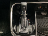「e:HEV」は、モーター走行を中心にしながら電気エネルギーやエンジン動力を最も効率よく使い分けることができる賢いハイブリッドシステムです。サイドブレーキはスイッチ操作の電子制御パーキングブレーキです