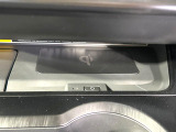 【おくだけ充電】スマートフォンなどの携帯機器を所定の位置に置くだけで充電できます。携帯機器を充電するためにケーブルを接続する手間を省略できます!