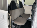 ダイブダウンできるリヤシートは簡単に荷室を広げることができます