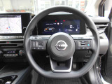 ステアリングハンドルです。オーディオコントロールスイッチが付いて運転中でも手元でオーディオの操作が出来て便利ですよ。