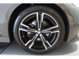 【BMWアロイホイール】軽量かつ強度に拘ったアロイホイール。走行性能ポテンシャルを引き出す設計。タイヤのサイドウォールが強化されたランフラットタイヤは、パンク時にタイヤがつぶれてもリムから外れません。