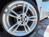 ●純正18インチアルミホイール:輸入車ならではの卓越した走りを支えるホイールと足回りです!日本車の走りに慣れている方にもぜひ体感して頂きたいほど、高いレベルでまとまっています!