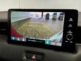 リバースギアに入れるだけで後方の表示へ切り替わります。夜間や雨の日の駐車も楽になりますよ。