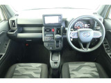【まるまるクリーニング】内装工程では、中古車を気持ちよくお乗りいただけるよう清掃しております。シートの洗浄はもちろん、ニオイの元となるフロアカーペットまで洗浄・消臭を実施。