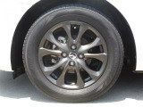 標準装備の純正15インチアルミホイール。タイヤサイズは185/65R15です。