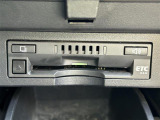 【ETC】有料道路を利用する際に料金所で停止することなく通過できる、ETC車載器(ノンストップ自動料金収受システム機器)が装備されています。セットアップを行うことで利用可能になります。