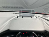 ヘッドアップディスプレイを装備しています。ドライバーの視線の先にスピードが表示されるので、視線の異動が少なく、安全に運転出来ます。