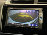 リバースギアに入れるだけで後方の表示へ切り替わります。夜間や雨の日の駐車も楽になりますよ。