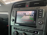 カラーのバックモニター装備なので車庫入れ苦手な方や暗いときなどは本当に役に立ちます。縦列駐車もラクラクですよ。