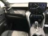 スタイリッシュなデザインのインパネ。各操作スイッチは使いやすい位置に配置されてます。