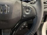 【ステアリングスイッチ】運転中に視線を前に向けたまま画面の操作できます。