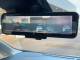 後席の荷物や乗員に遮られないクリアな後方視界を実現。スイッチ一つで通常の鏡面と切替可能です!