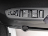 パワーウィンドウのスイッチです。 運転席に居ながら助手席の窓を開け閉めできるので便利ですよ。 ロック機能も付いてるので子供がイタズラして窓を開けるという事もできなくできますよ。