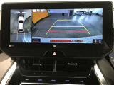 パノラミックビューモニター付きです。車両を上から見たような映像をディスプレイオーディオ画面に表示。運転席からの目視だけでは見にくい、車両周辺の状況をリアルタイムでしっかり確認できます。