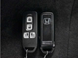 ◆スマートキー◆カギをバッグやポケットに入れたままでもドアロックの開閉ができる『スマートキー』付き!雨天や暗くなってもカギを取り出す必要がなくドアの開錠&エンジンも始動できます