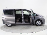 Honda独自のセンタータンクレイアウト、低床設計で床が低くドアも大きく開きますので、女性やお子様、ご年配の方にも一段と乗り降りがしやすくなっています。