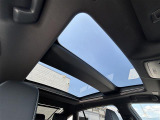 【ガラスルーフ】室内に解放感がでて明るくなる為運転する時の気持ちをより一層高めてくれます。夜は全開にして星を眺めるなんてしたらロマンチックですね。