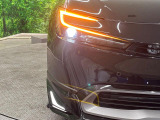 【LEDヘッドライト】悪天候や夜間走行時も良好な視界を確保し安心して運転できる高輝度LEDヘッドライトを装備!点灯速度が早く、消費電力も抑えられています。