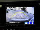 バックカメラの画像です。ガイドラインがスムースな車庫入れをサポートいたします。車庫入れの安心感がアップしますね。