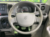 インテリアに合わせたデザインのステアリングは、運転される方のことも考え、運転しやすい形状、大きさです。是非一度、実際に触ってお確かめください。