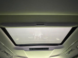 【サンルーフ】開放感たっぷりの希少装備、サンルーフが装着されています!車内に明かりを取り入れたり景色を楽しむ以外にも、車内の空気も簡単に換気できて快適です!
