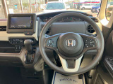 使いやすく安全な操作性と良好な視界を実現した運転席!