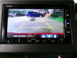 バックカメラの画像です。ガイドラインがスムースな車庫入れをサポートいたします。車庫入れの安心感がアップしますね。