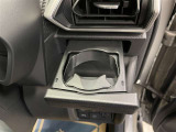 運転席と助手席には、格納式のドリンクホルダーが装備されています。