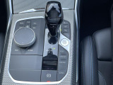 【シフトノブ】BMWの高性能オートマチックは、ATセレクトレバーを左側に倒すことで、通常の「D」から「S」(スポーツ)または「M」(マニュアル)へと切り替えが可能です。