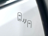【ブラインドスポットモニター】走行中、ドアミラーの死角になりやすい箇所に後続車が接近するとサイドミラーのレンズに警告を表示!ドライバーに注意喚起をしてくれます。