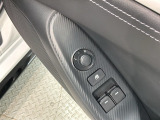 狭い駐車場で便利な電動格納ドアミラーが付いています。