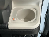 【ホッとカップホルダー】ホットドリンクをちょうどいい温度でキープしてくれる保温機能付きのカップホルダーです。冬の寒い日でも快適なドライブを♪