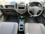 運転席まわりは機能的にまとまっています。足元が広々のインパネATです♪