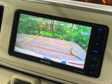 【バックカメラ】駐車時に後方がリアルタイム映像で確認できます。大型商業施設や立体駐車場での駐車時や、夜間のバック時に大活躍!運転スキルに関わらず、今や必須となった装備のひとつです!