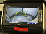 リバースギアに入れるだけで後方の表示へ切り替わります。夜間や雨の日の駐車も楽になりますよ。